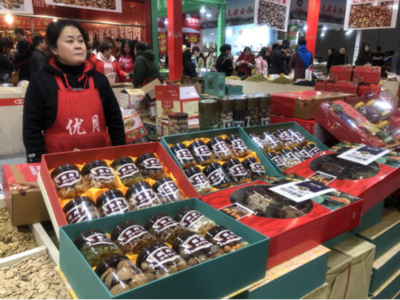 土味兒洋味兒齊上陣，年貨節休閑食品銷售井噴